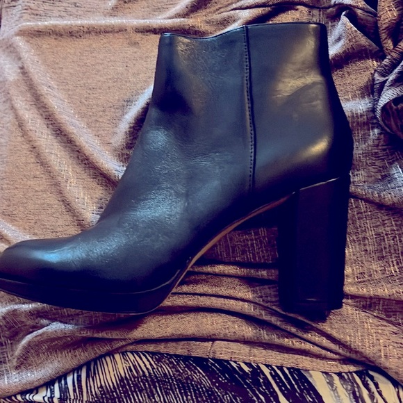 Vince Camuto Black Heel Boots with Zipper, Size 8.5 - Picture 6 of 6